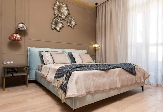 bedroom-with-double-matress-with-blue-covers