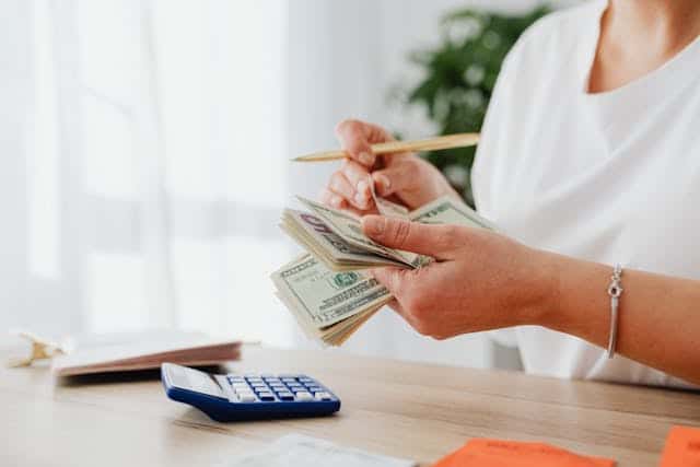 landlord-calculating-money